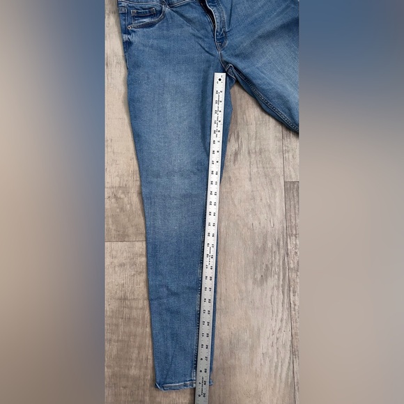 Old Navy Mid-Rise Light Wash Rockstar Super Skinny Jeans Size 14 Long - Like New - Picture 3 of 5